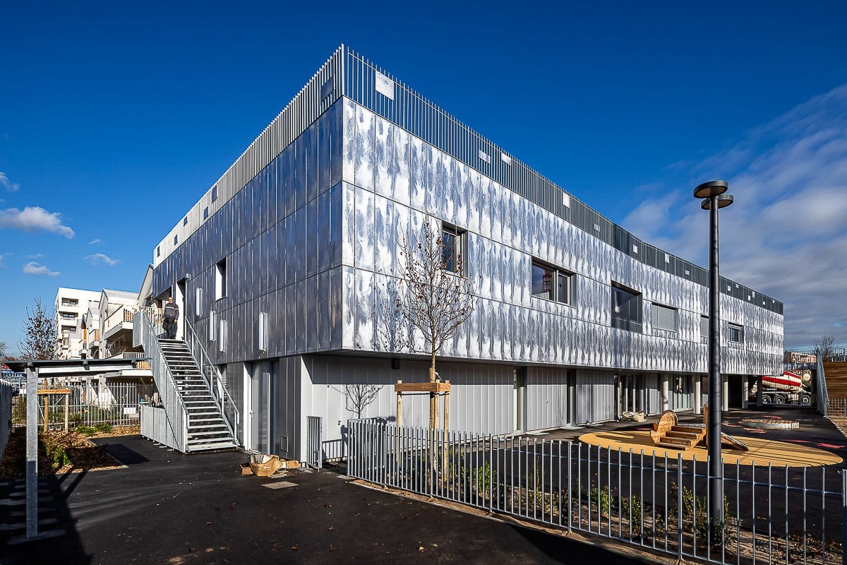 Photographies d'architecture et accès employés au bâtiment de la crèche