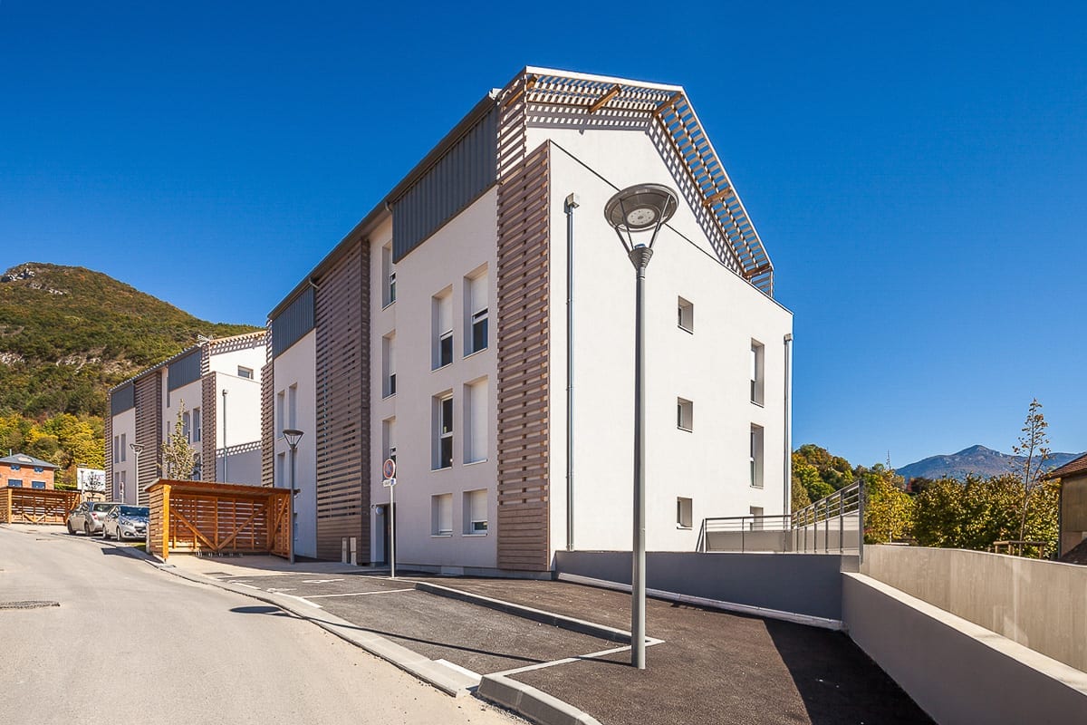 Photographie d'architecture de l'accès aux garages souterrains de deux immeubles