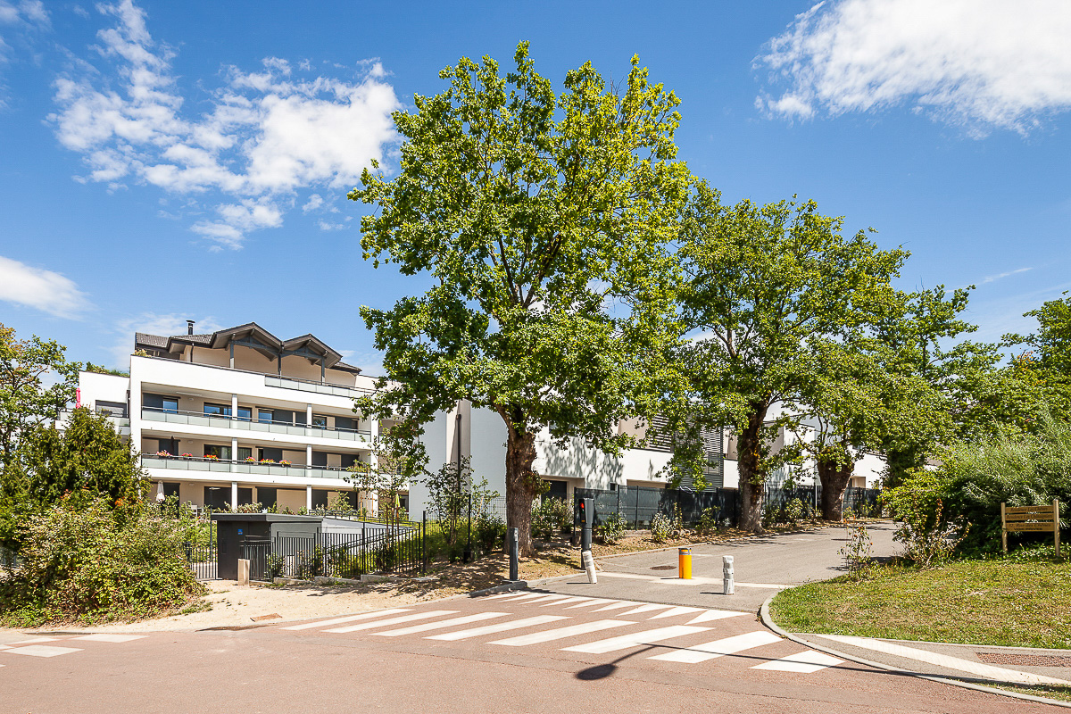 Photographie d'architecture et accès depuis la rue aux immeubles du site