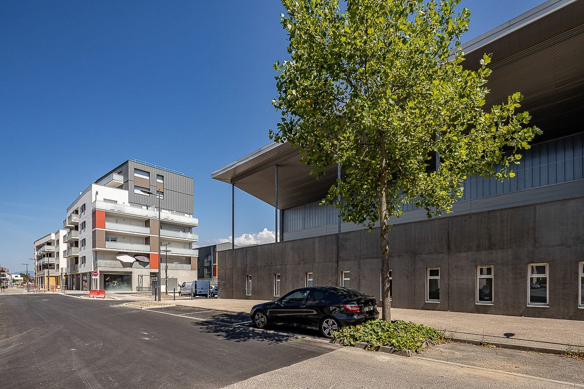 Photographie d'architecture de la résidence depuis le Gymnase du quartier