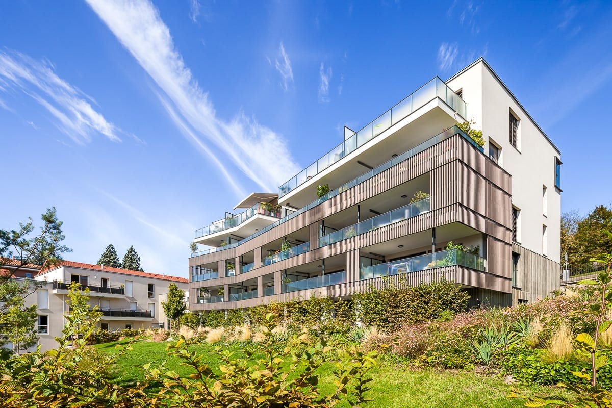 Photographie d'architecture du bâtiment principal et des logements sociaux du domaine