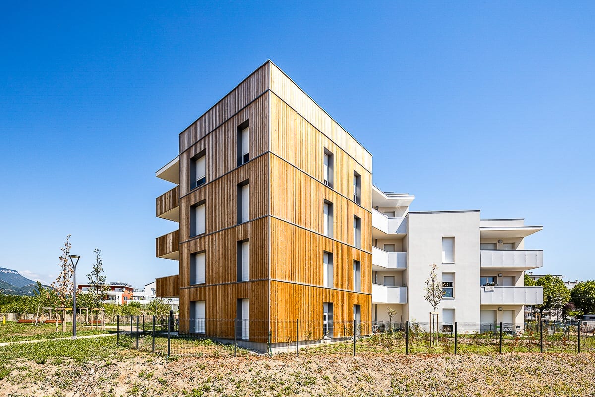 Photographie d'architecture et environnement d'une construction avec façade bois