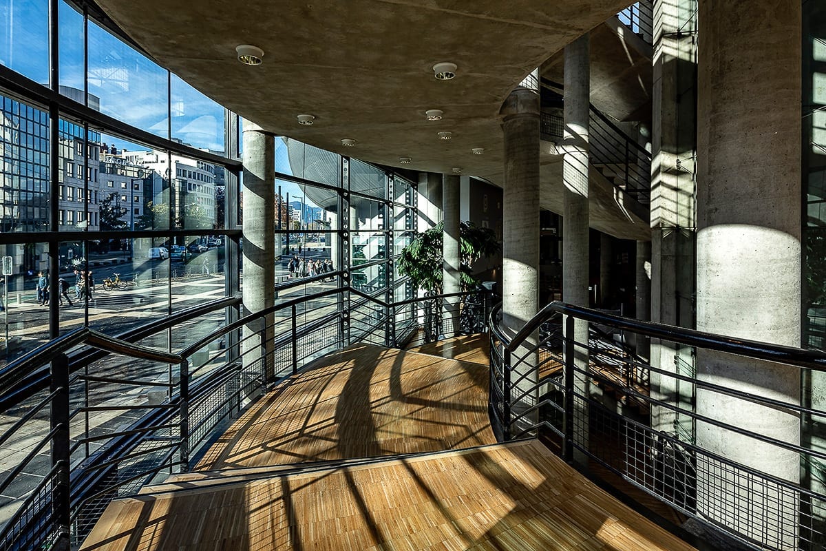 Photographie d'architecture de l'escalier central et ses matériaux nobles