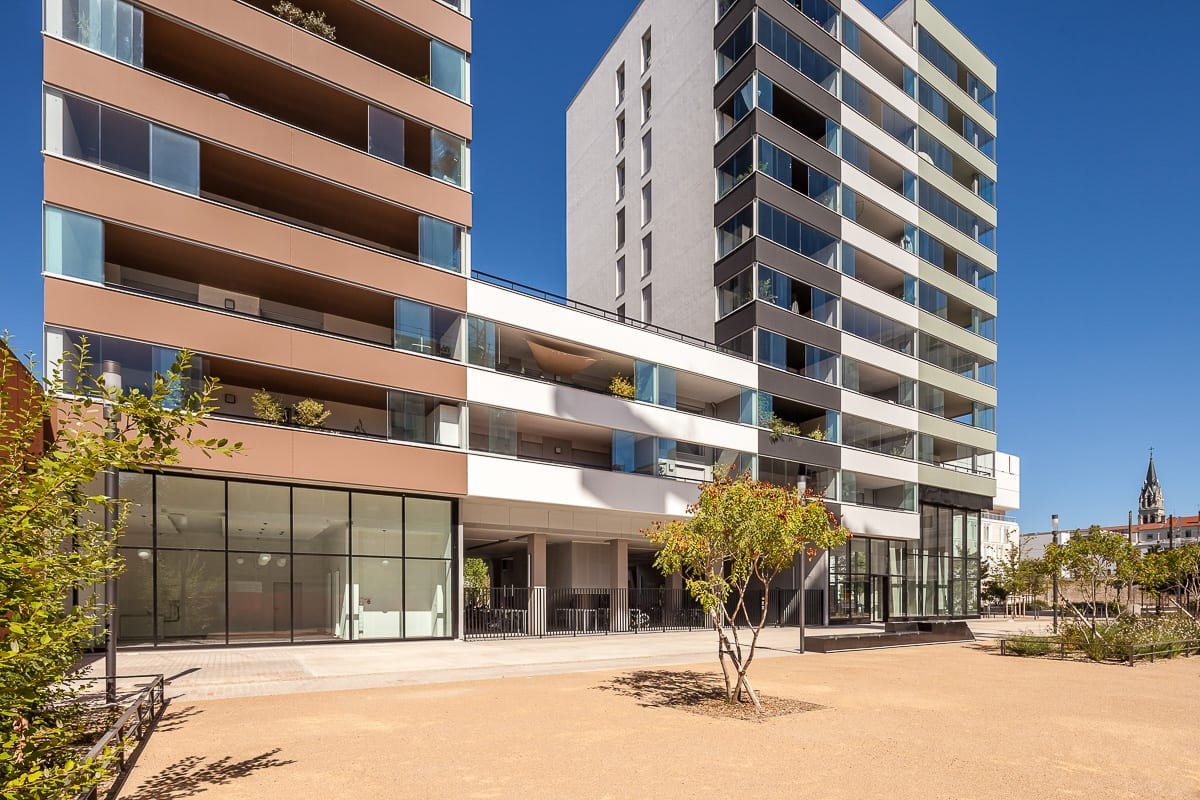 Photographie d'architecture des façades et balcons colorés des immeubles du site