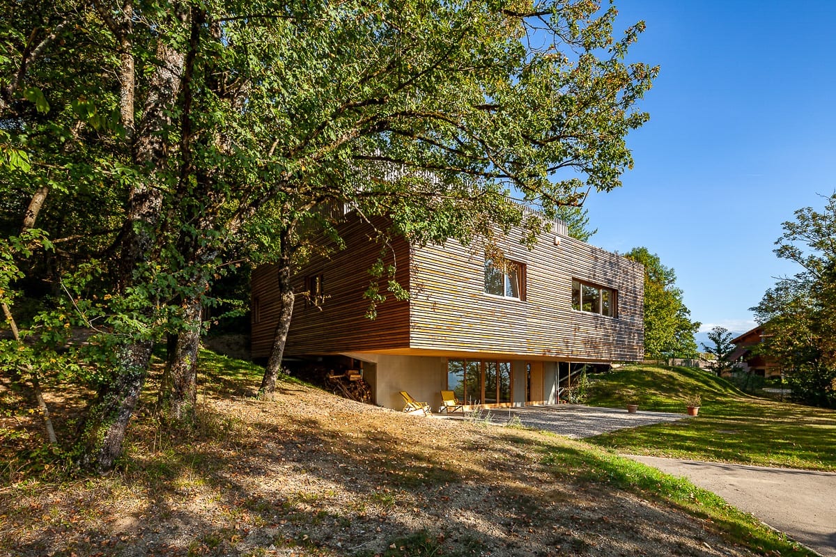 Photographie d'architecture de la forêt et de l'accès à la maison