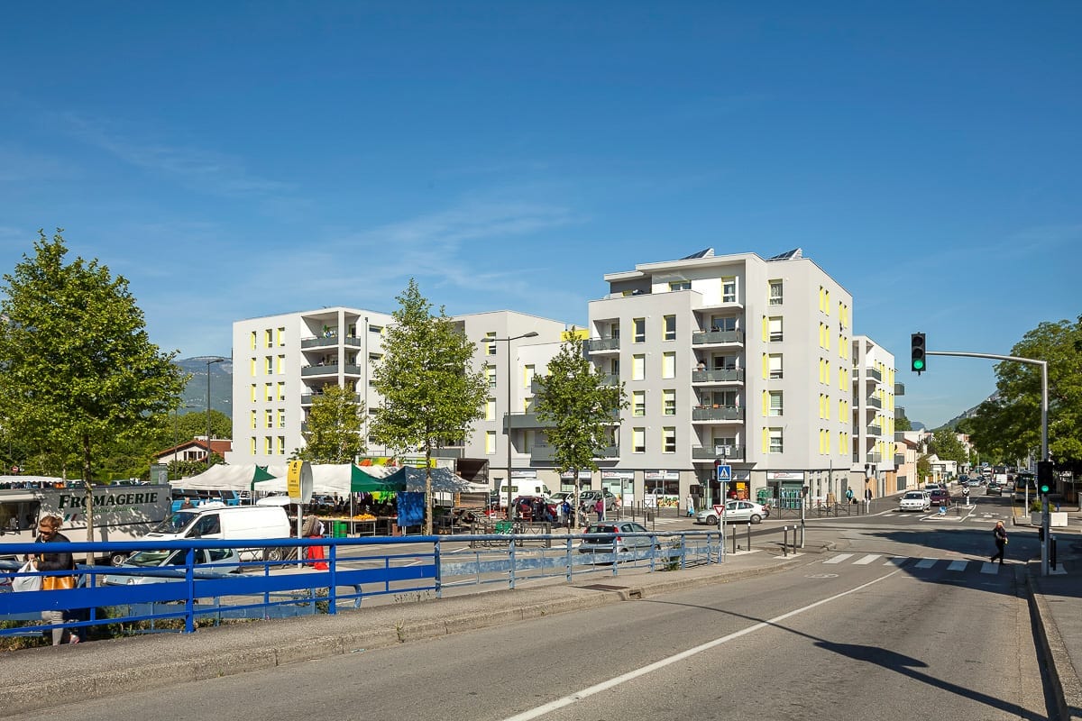 Photographie d'architecture et marché proche des immeubles de l'ilôt