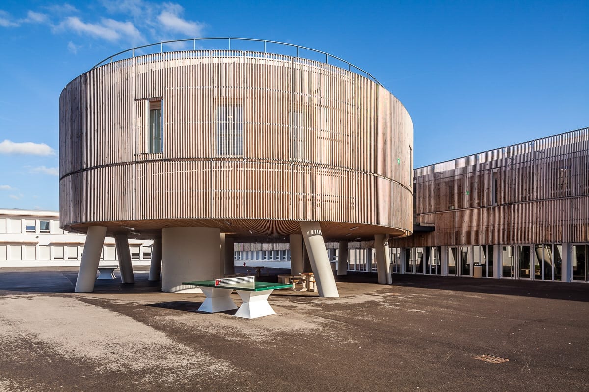 Photographie d'architecture du cdi surnommé la soucoupe volante du collège