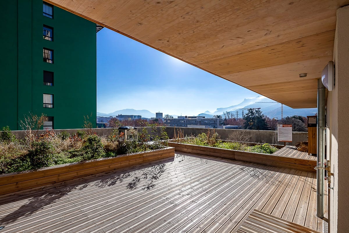 Photographie d'architecture et terrasse en bois du jardin partagé