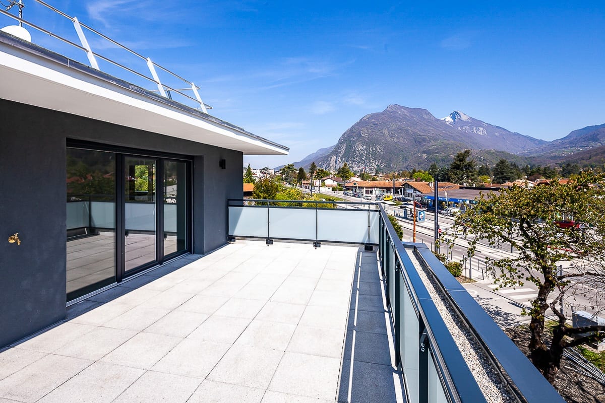 Photographie d'architecture avec terrasse et tramway