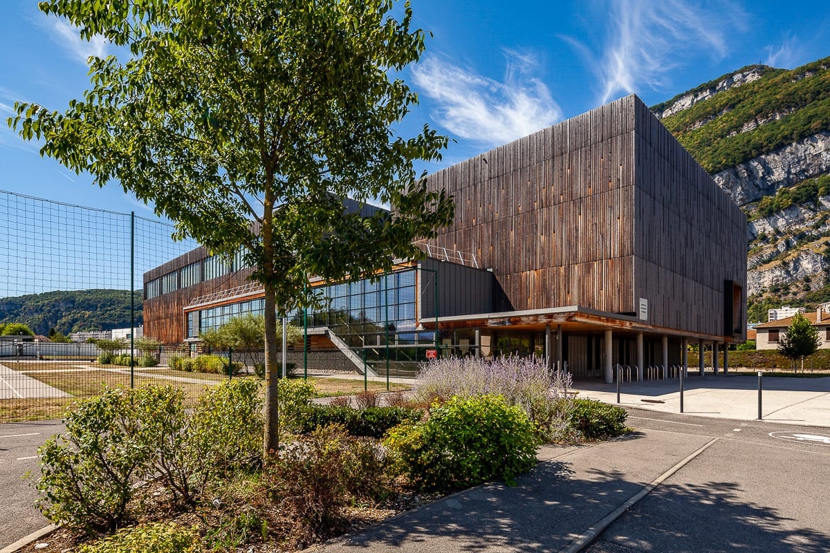 Photographie d'architecture et vue globale du bâtiment à l'entrée du gymnase