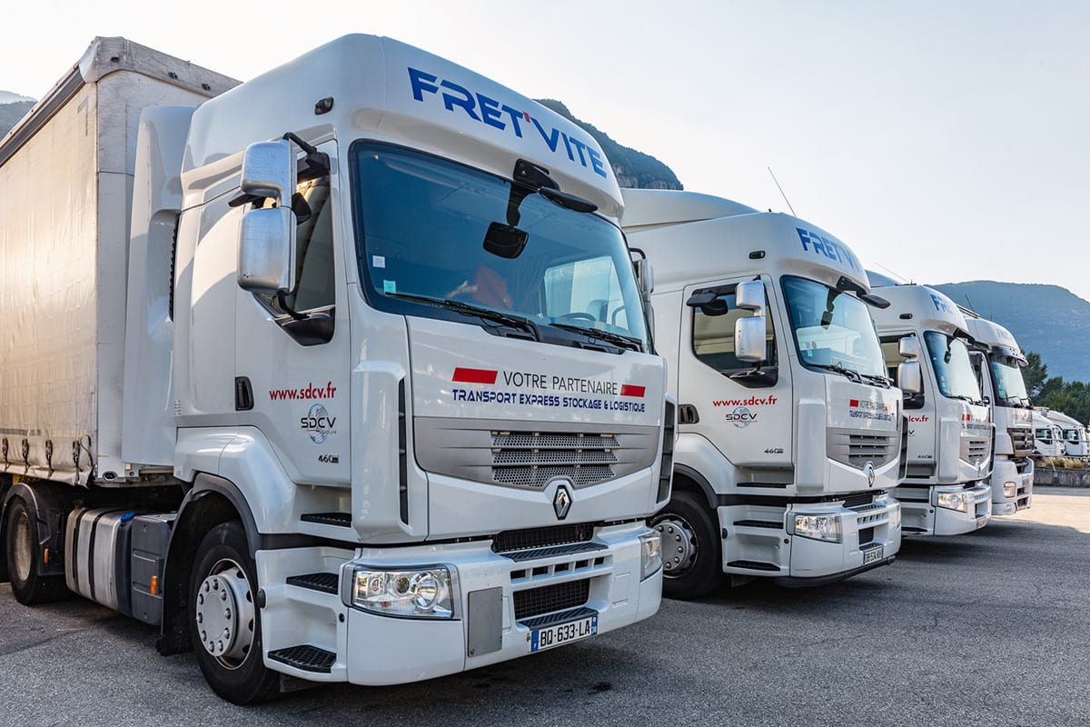 Flotte de camions 38 tonnes blancs rangés dans un parking