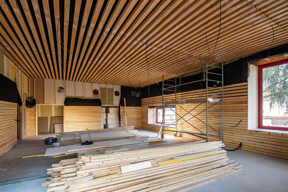 Intérieur en bois d'une grande salle de classe en travaux