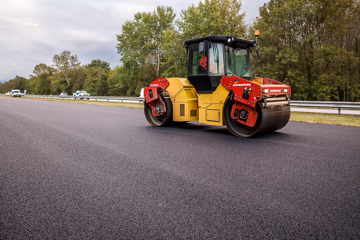 Rouleau compacteur rouge et jaune au milieu de l'autoroute A41