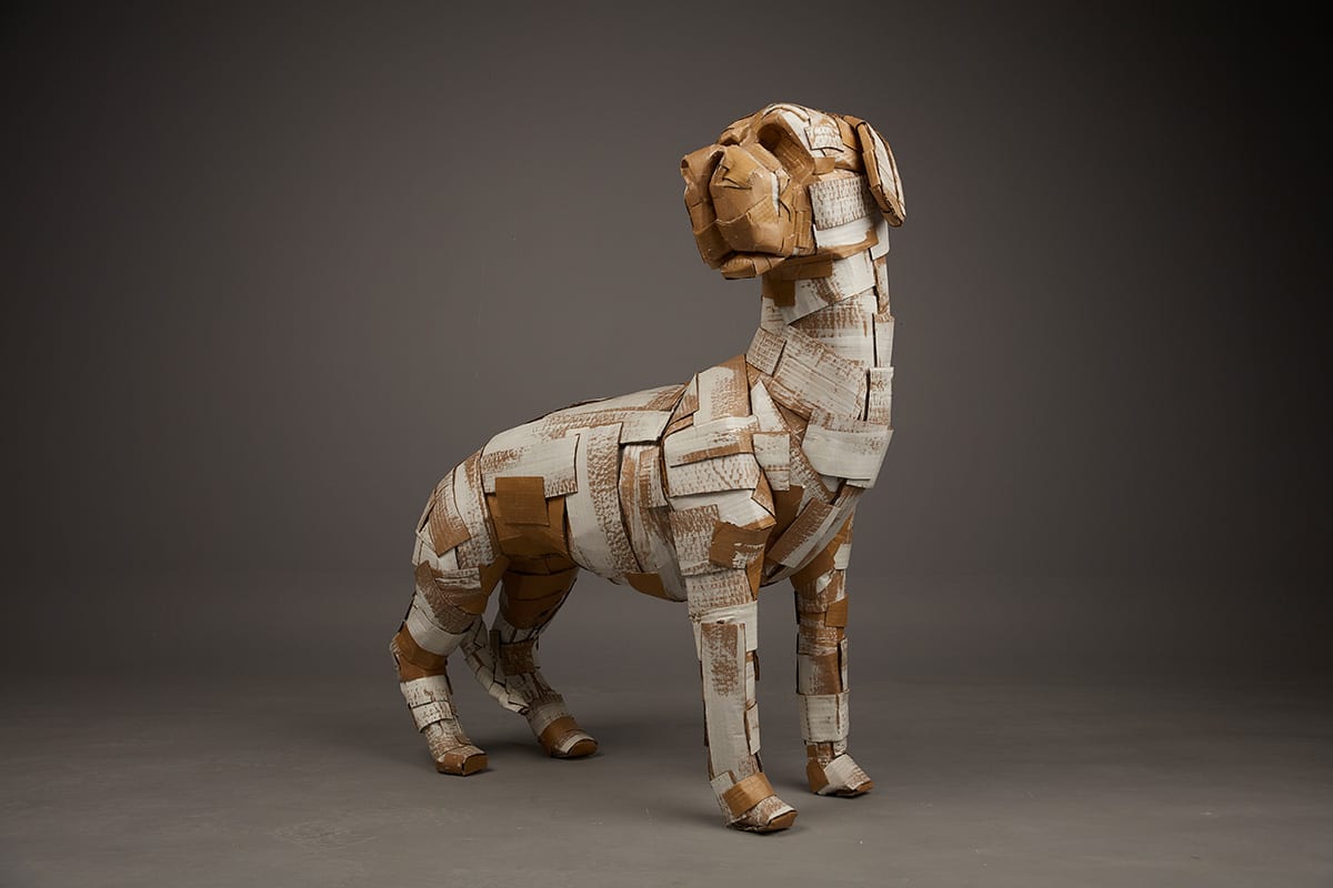 Sculpture d'un chien en carton