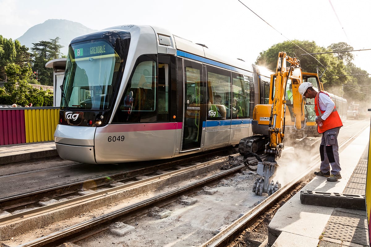 Travaux sur les rails du tramway avec contrôle d'un contre-maître