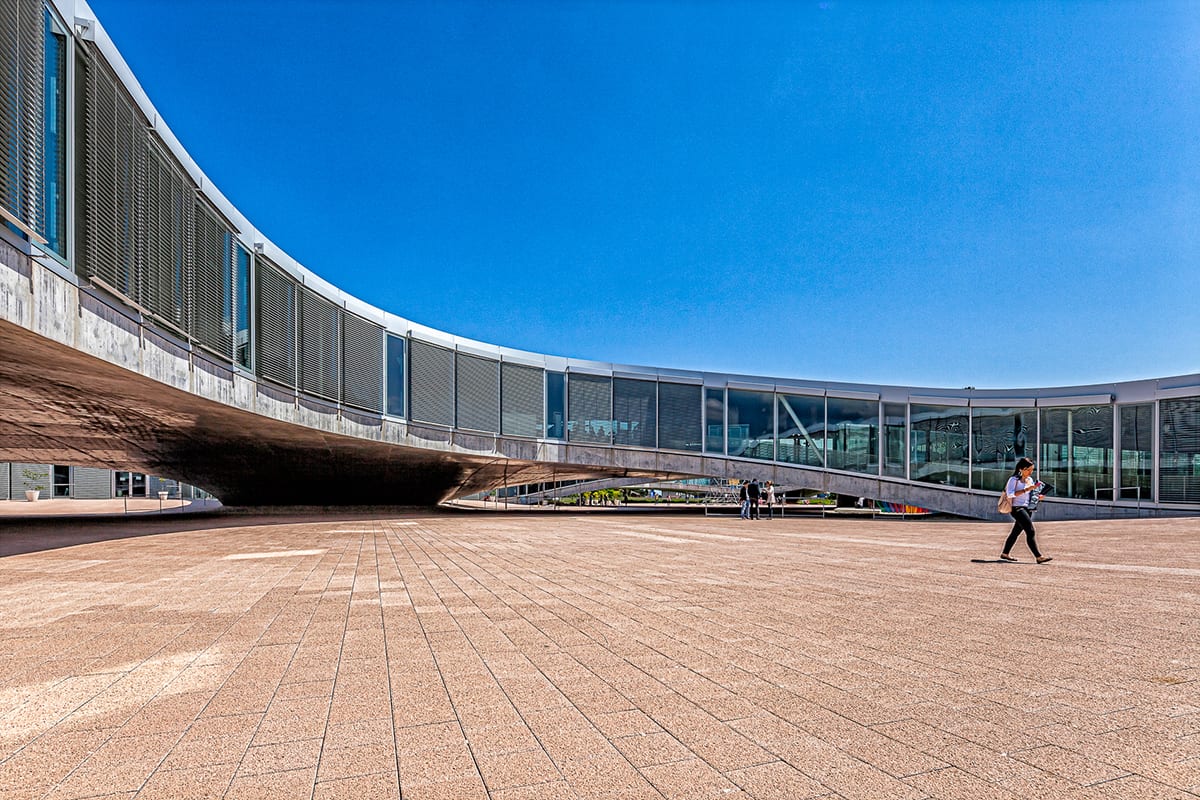 Vue depuis la cour du Rolex Learning Center à l'epfl de Lausanne.