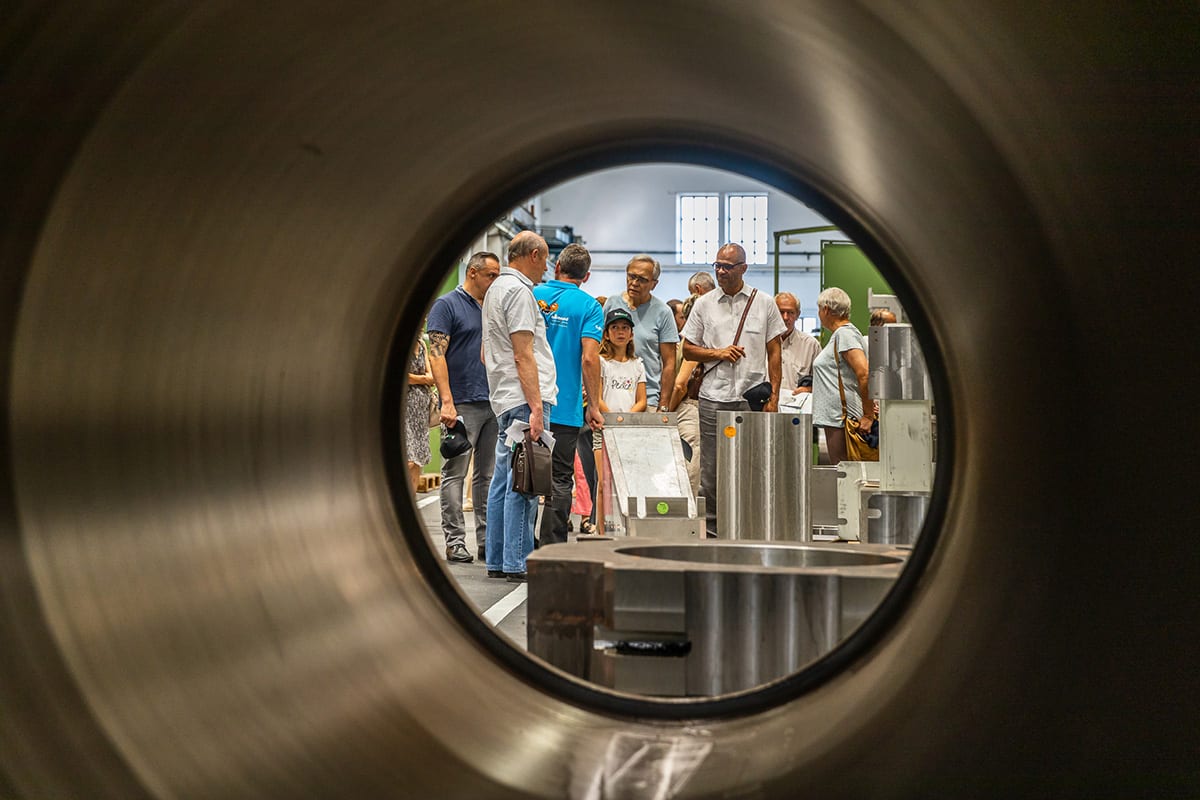 Les visiteurs sont vus au travers d'un gros tube métallique